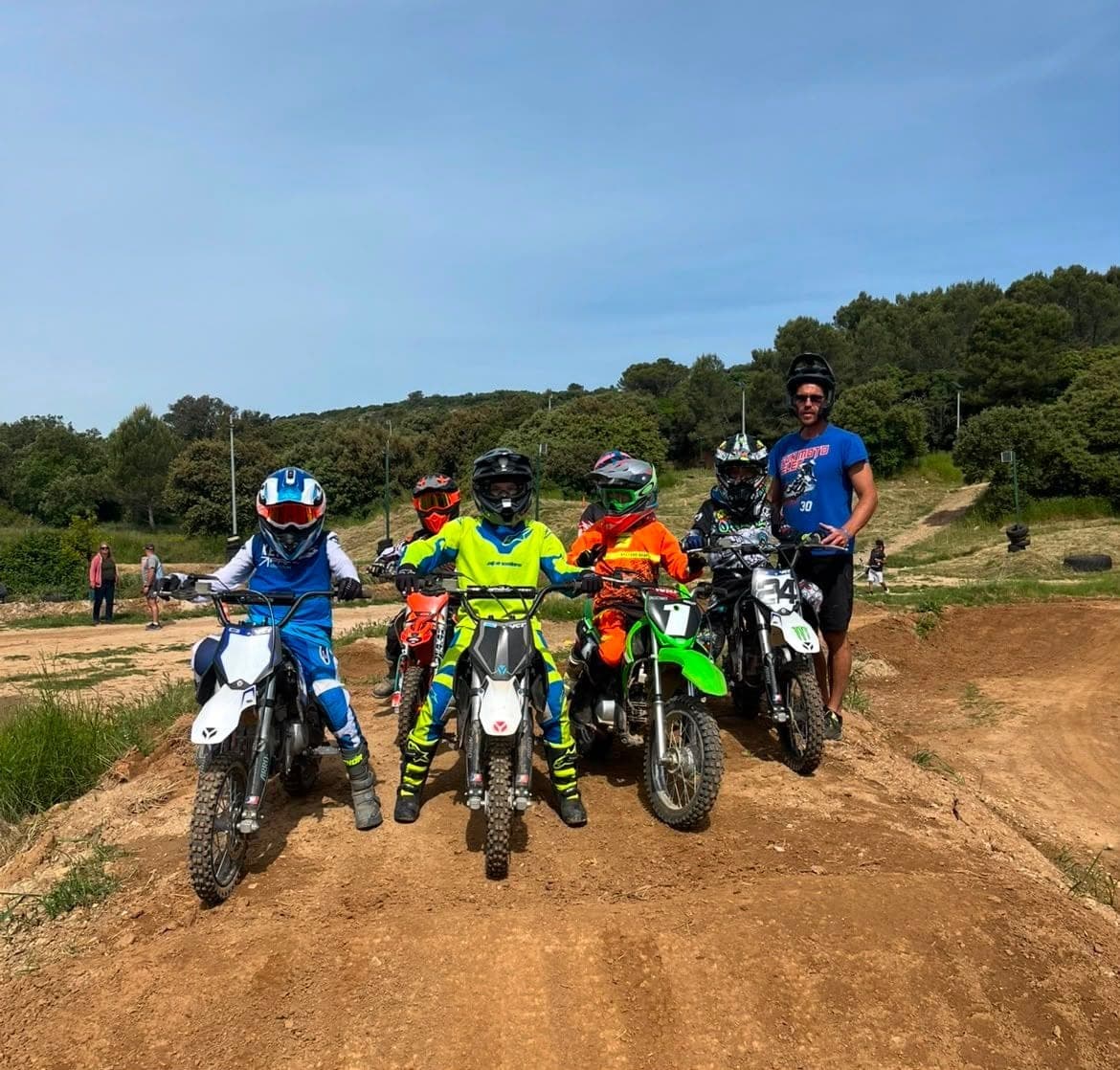 Antoine Lecointre et ses élèves sur le circuit de Fun Motos 30 à Cabrières