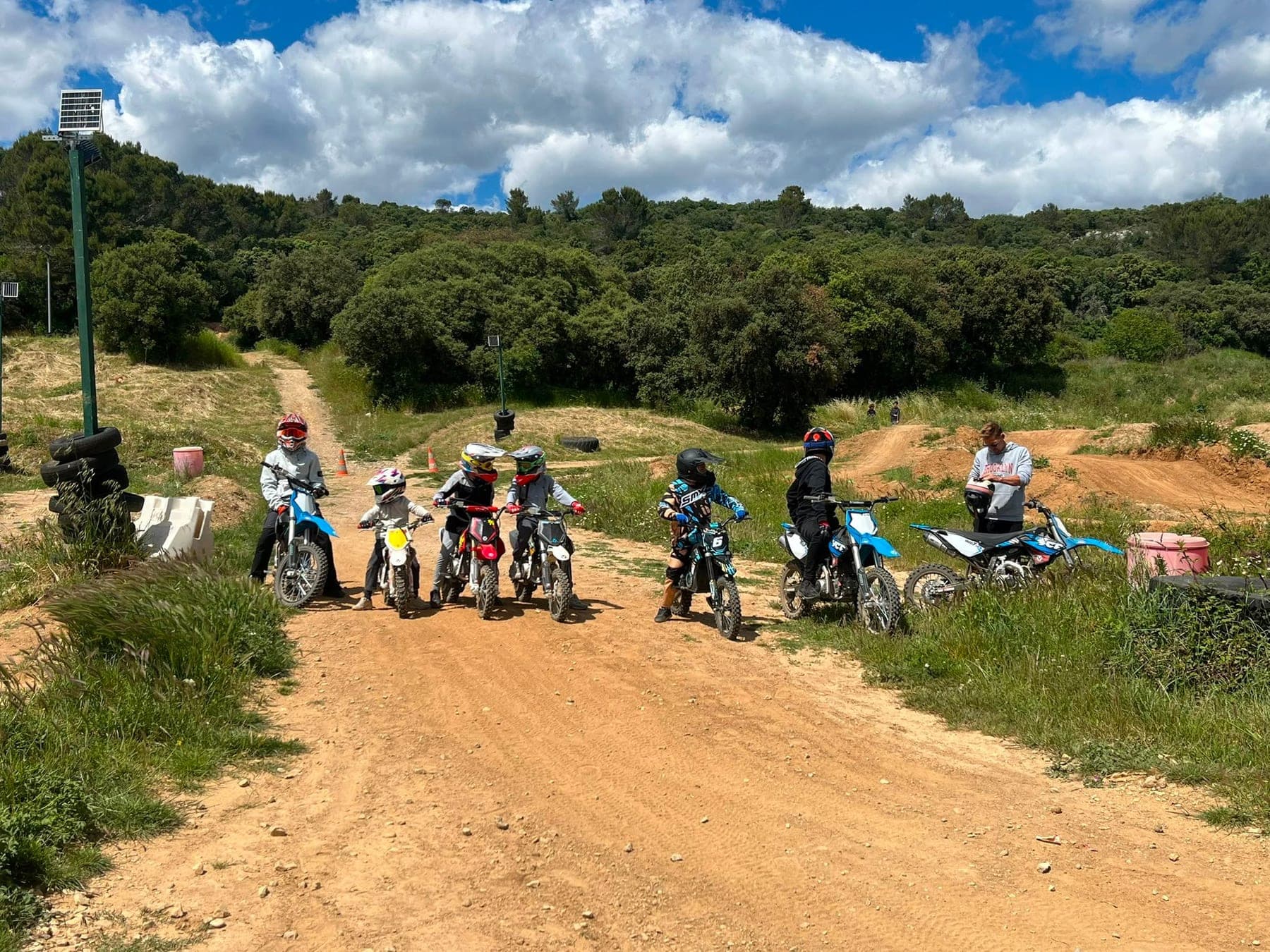 Groupe de pilotes alignés sur la piste large du circuit de Cabrières